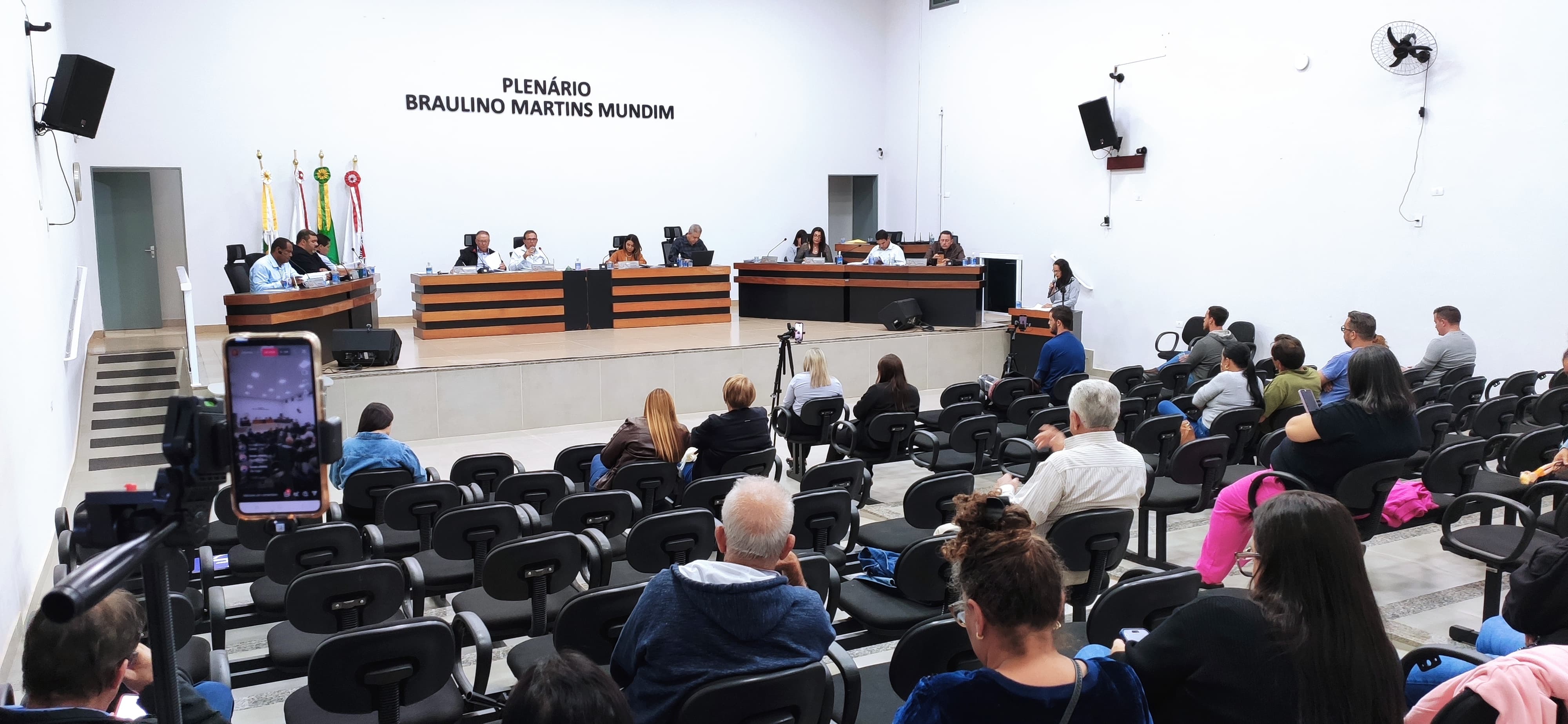 Vereadores aprovam projetos e discutem temas diversos durante 19ª Reunião Ordinária Vereadores aprovam projetos e discutem temas diversos durante 19ª Reunião Ordinária